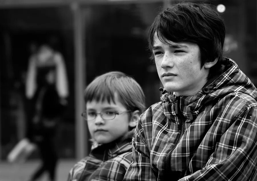 Серьезный мальчик. Ребенок 5 лет. Серьезный мальчик. Чёрно-белая фотография. Очень серьезный мальчик.