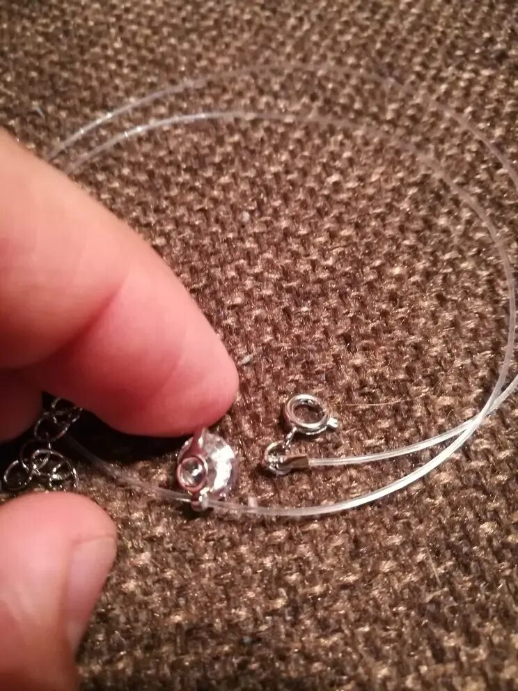Браслет леска с застежкой. Пандора момент encicrcled claps bangle. Редлайн ювелирка. Крепление застежки на бусы. Браслет леска с застежкой.