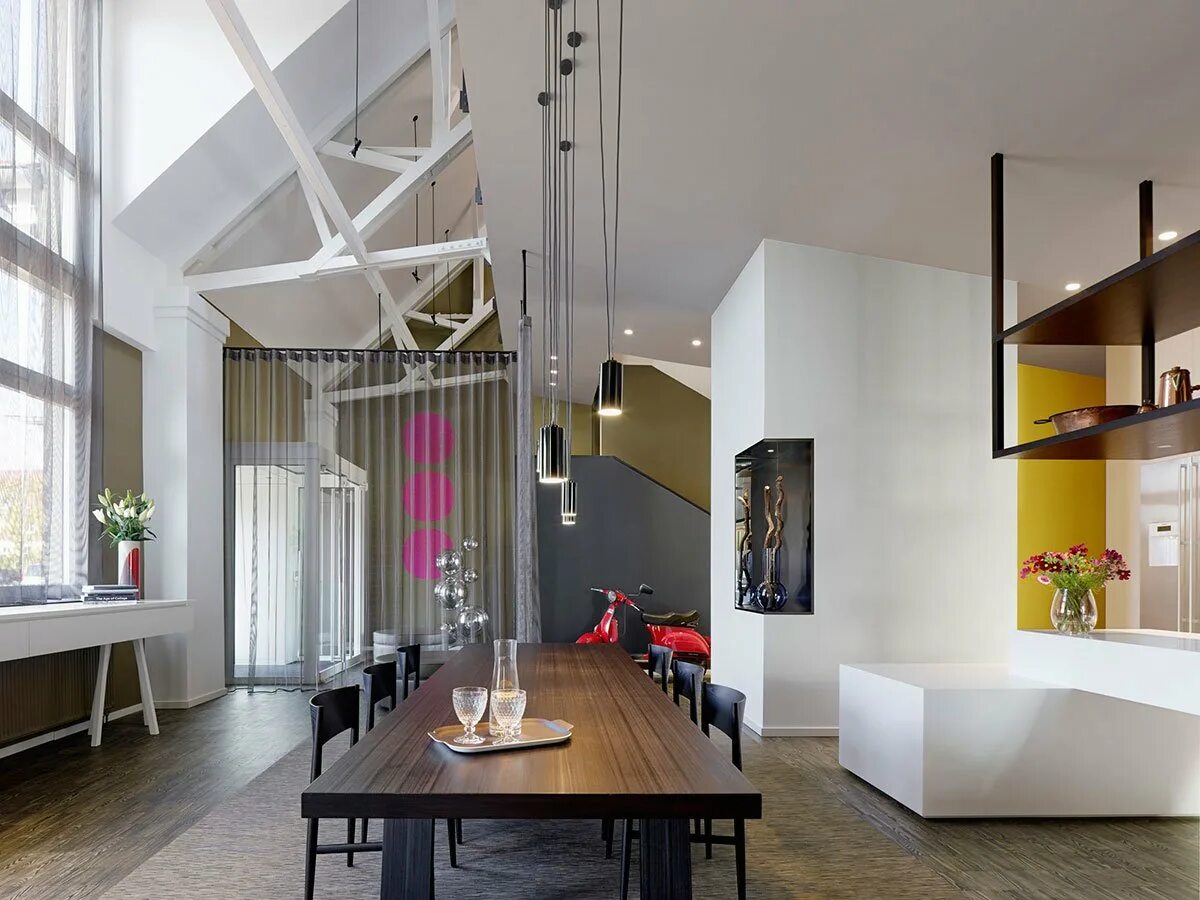 Современный интерьер с высокими потолками. Loft interior design высокие потолки. интерьер лофт с высокими потолками. интерьер домов с высокими потолками. интерьер с высоким потолком в современном стиле.