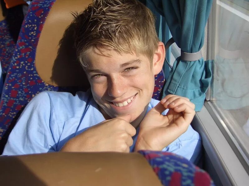 Химические опыты для детей. Подросток делает эксперимент. Дети химики. Boys experimenting. Ребенок в плохой компании.