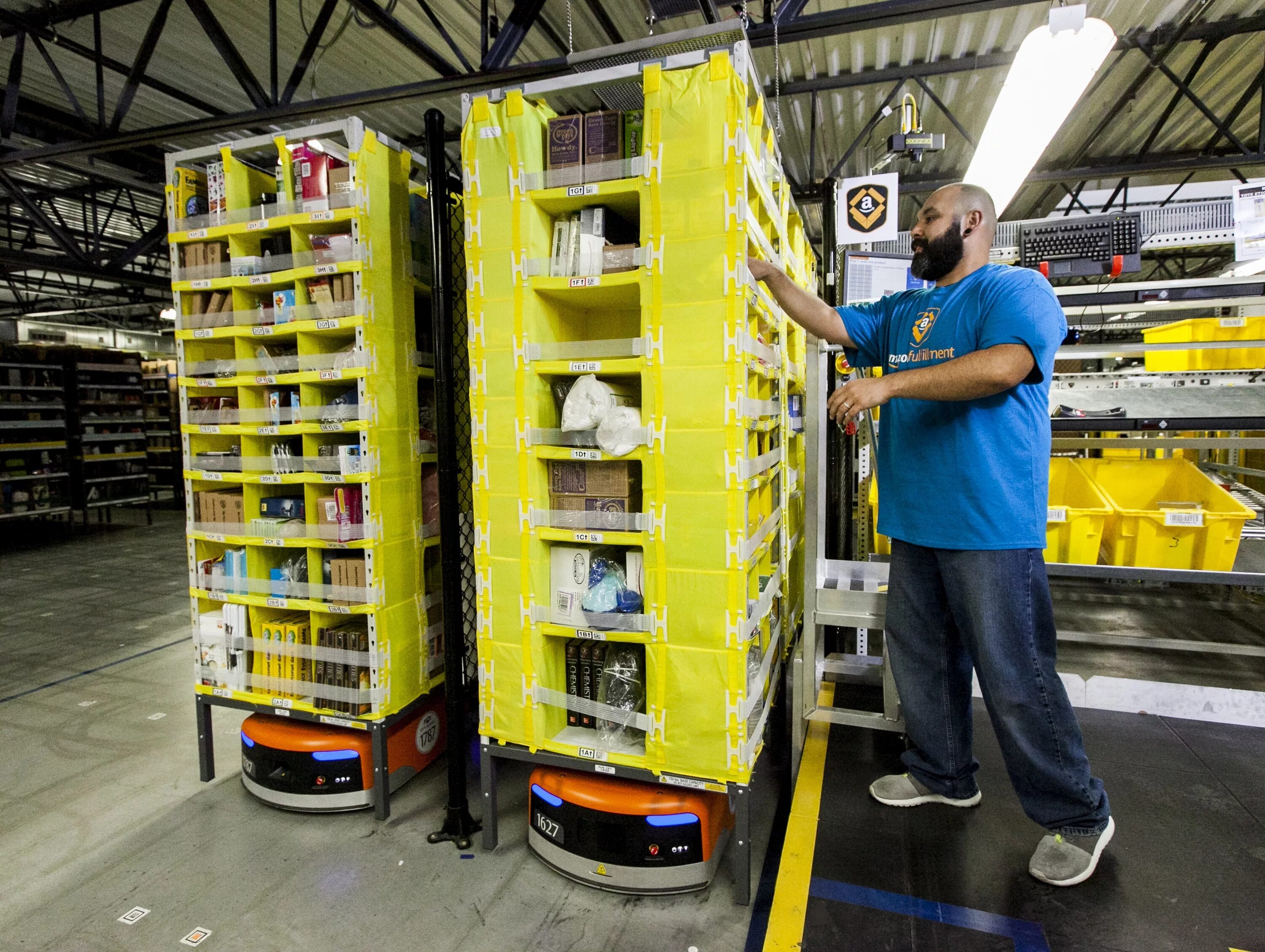 Роботы Kiva Amazon. Складской робот Амазон. Робот Kiva на складе Amazon.. Складские роботы Kiva Systems. Amazon работает