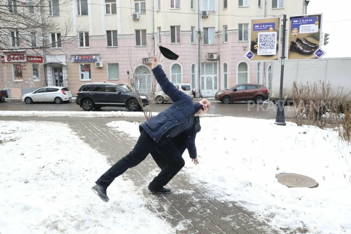 После сильного падения. Гололед. Подскользнулсяна льду. Человек падает на льду.