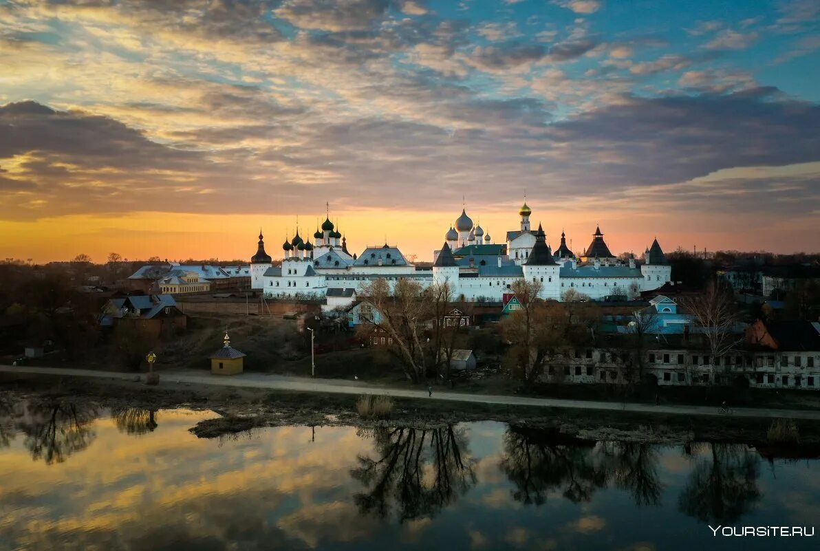 Ростов лучшее великий. Ростовский Кремль Ростов Великий. Кремль в Ростове Великом. Ростов Великий панорама Кремля. Ростов Великий Кремль фото.