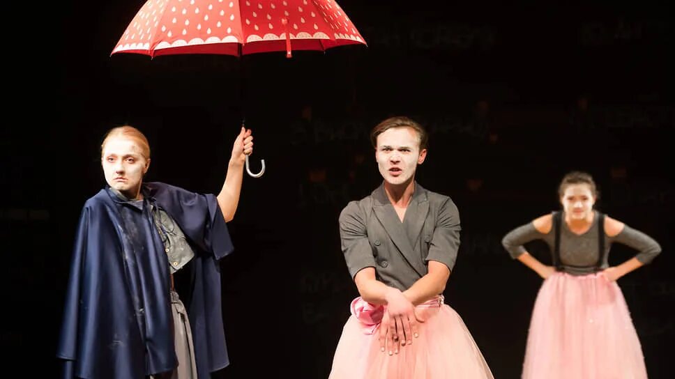 представления в театрах воронежа. дураки на периферии камерный театр воронеж. воронежский новый театр бегиостанься. представления в театрах воронежа. вождь краснокожих спектакль воронеж.