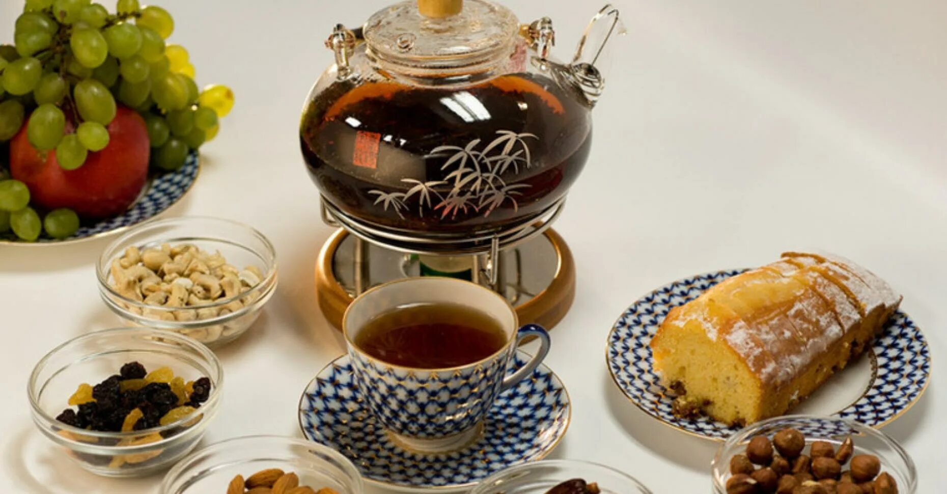 Диетическая закуска к чаю. Китайские закуски к чаю. Чай на столе с сухофруктами. Закусон к чаю.