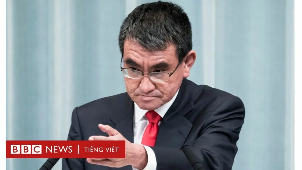 Коно на. Таро коно министр япония. таро коно министр робот.
