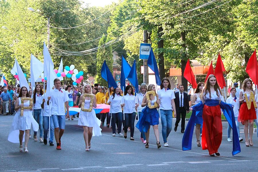 День молодежи когда празднуется в 2025. С днем молодежи. празднование дня молодежи. шествие молодежи. с праздником молодежи.