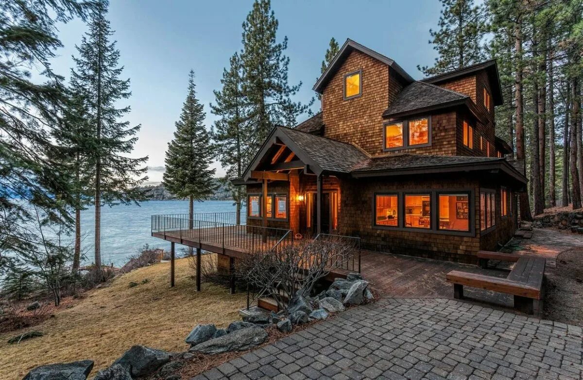 Озеро Тахо домик. Дом на озере Тахо. Особняк штат Монтана. Деревянный дом на реке