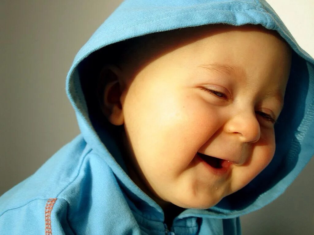 Ребенок улыбается. Rebenok smeetsyya. Улыбка ребенка. Улыбка ребенка. Чей смех.