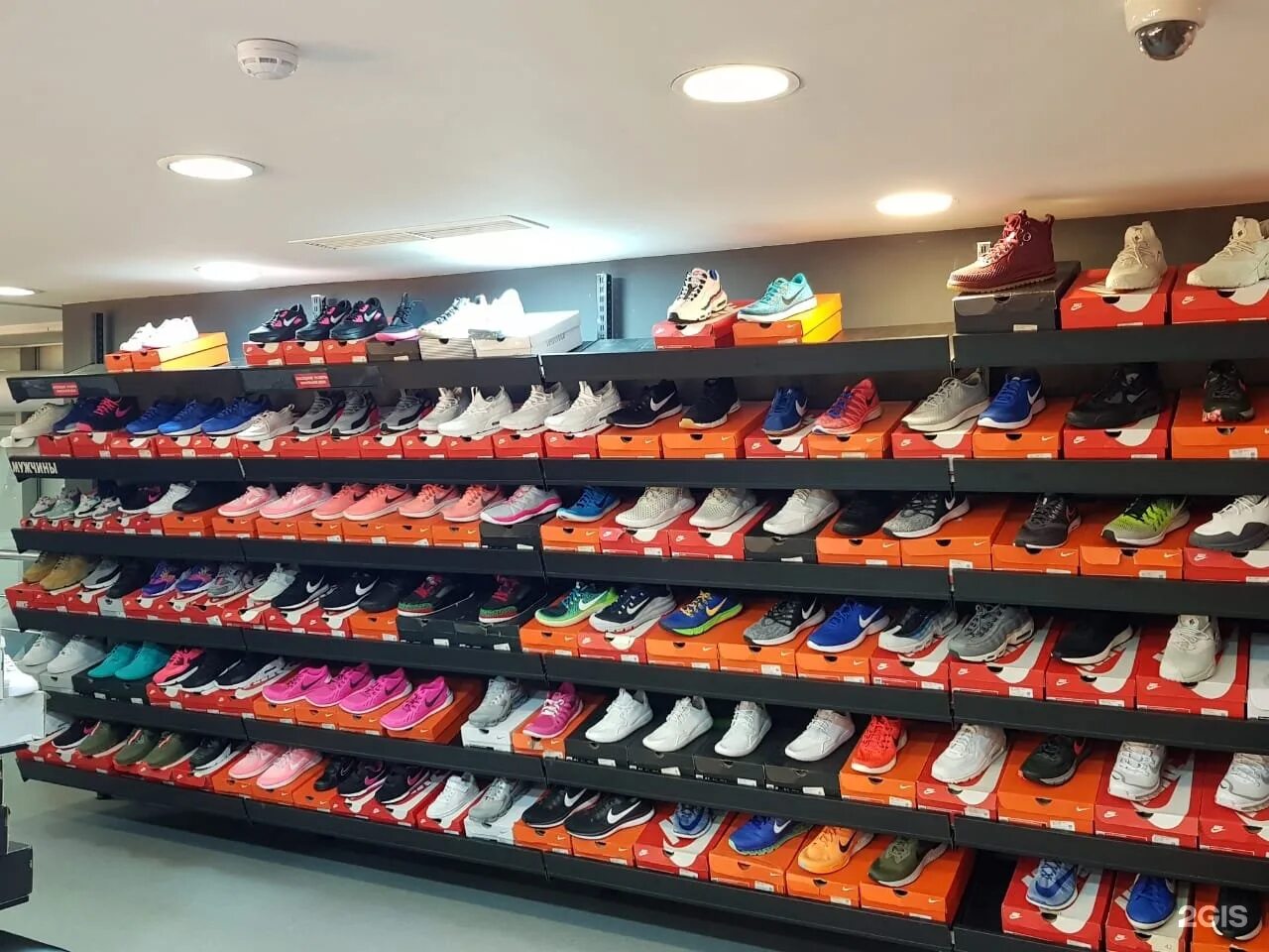 Где продается найк. Nike савеловская дисконт. дисконт магазины найк. nike фирменный магазин. магазин найк в тбилиси.