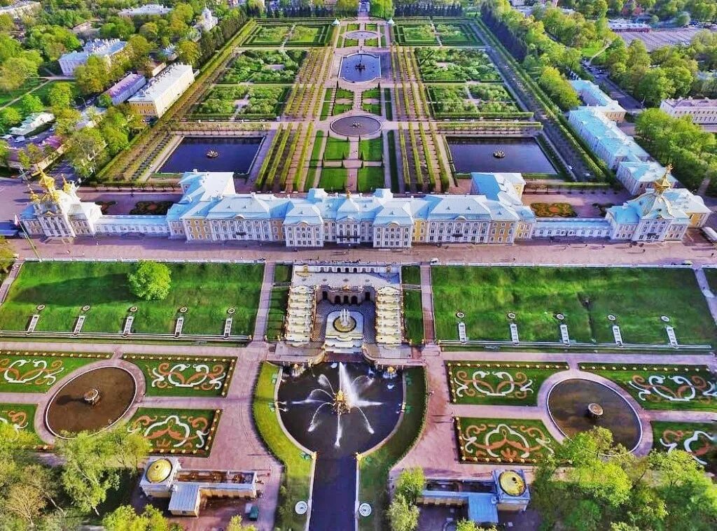 Версаль санкт. Петергоф в Санкт-Петербурге верхний сад. Пеьрглф с высоты птичьего полета. Петергоф дворцово-парковый комплекс. Санкт-Петербург Петергоф с высоты птичьего полета.