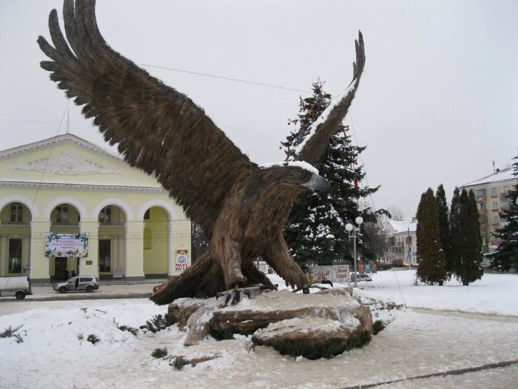Орел поступи. Город Орел скульптура "Орел-основатель". Статуя орла в Орле. Становое Орел статуя. Город Орел зима.