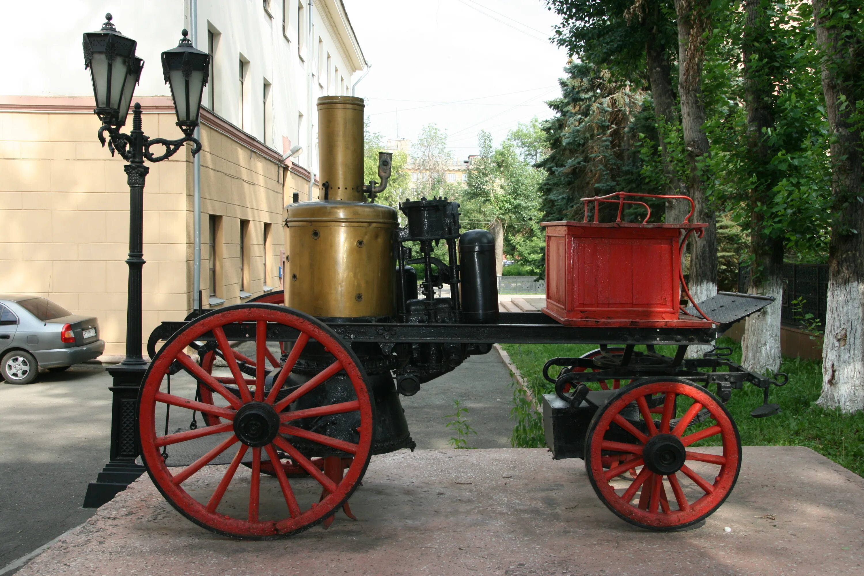 Первый паровой автомобиль. 1841 Опробована первая паровая пожарная машина. Паровые пожарные насосы Густава листа. Пожарный насос Блинова. Паровой пожарный автомобиль.