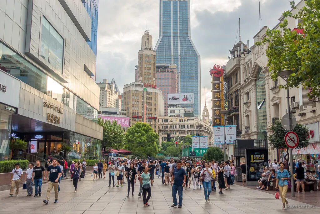 Нанкин роуд в шанхае. Шанхай пешеходная улица. Pu dong road shanghai. Nanjing road pedestrian street. Nanjing road.