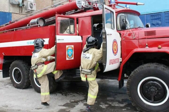 Сбор по пожарной тревоги. Выезд пожарной машины. Сбор и выезд по тревоге пладрных. Выезд пожарного автомобиля. Посадка в пожарный автомобиль.