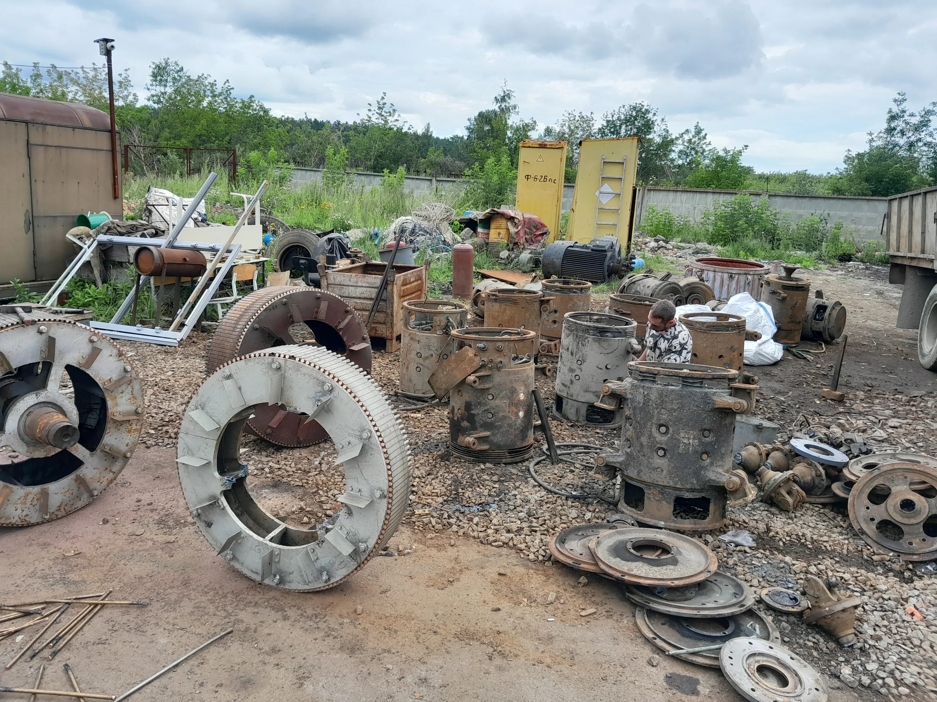 скупка электродвигателей. скупка электродвигателей. старый электродвигатель. аир71в4 0. двигатели электрические лом.