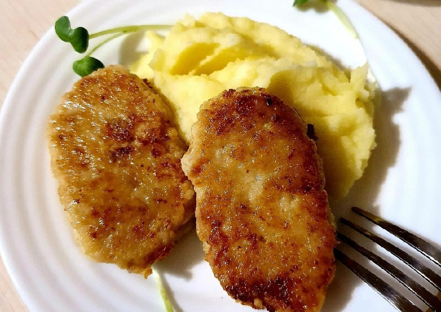 Как делать котлеты из филе. Котлеты рыбные минтай. рыбные котлеты из минтая fish. филе минтая котлеты. биточки из минтая.