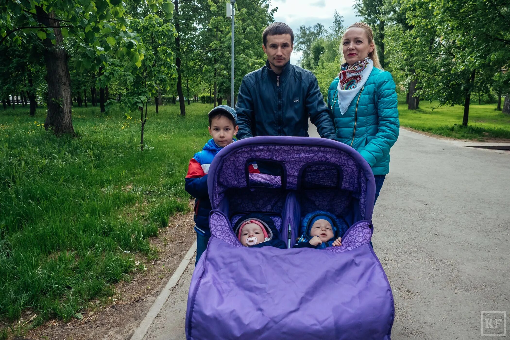 Сколько машин можно многодетной семье. Многодетная семья Казань. Многодетные семьи 2013. Многодетная семья 2022. Понятие многодетной семьи.