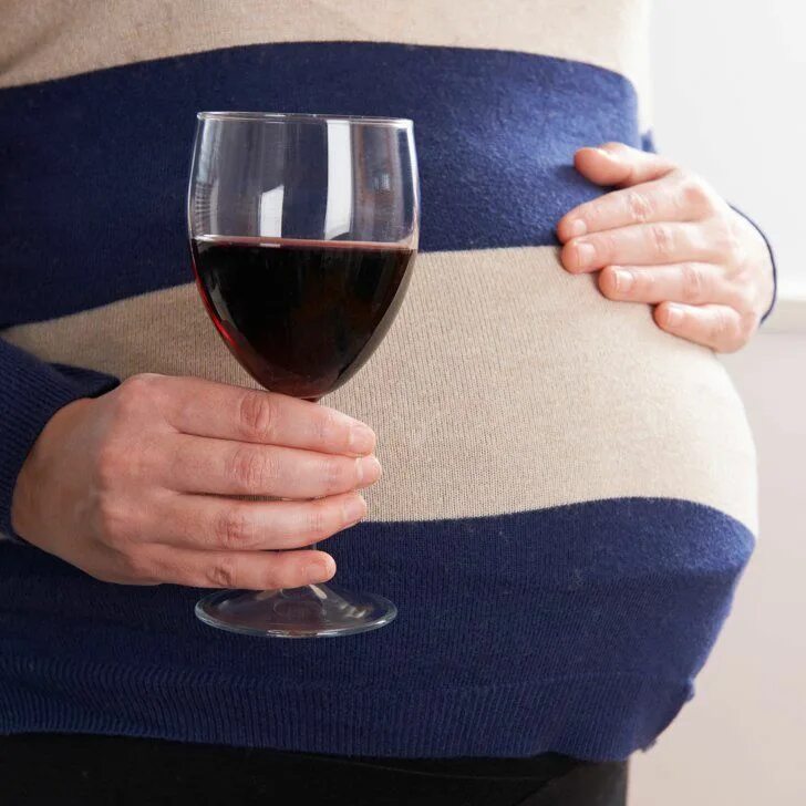 Красное вино при беременности. Вино для беременных. Красное вино для беременных. Бокал вина при беременности