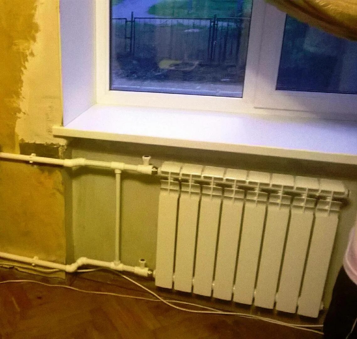 Чугунные батареи в квартире. Демонтаж старых радиаторов отопления. Поменять батареи через жэк. Монтаж чугунных радиаторов. Скрученная батарея.