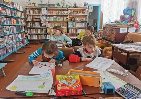 Дети играют в библиотеку