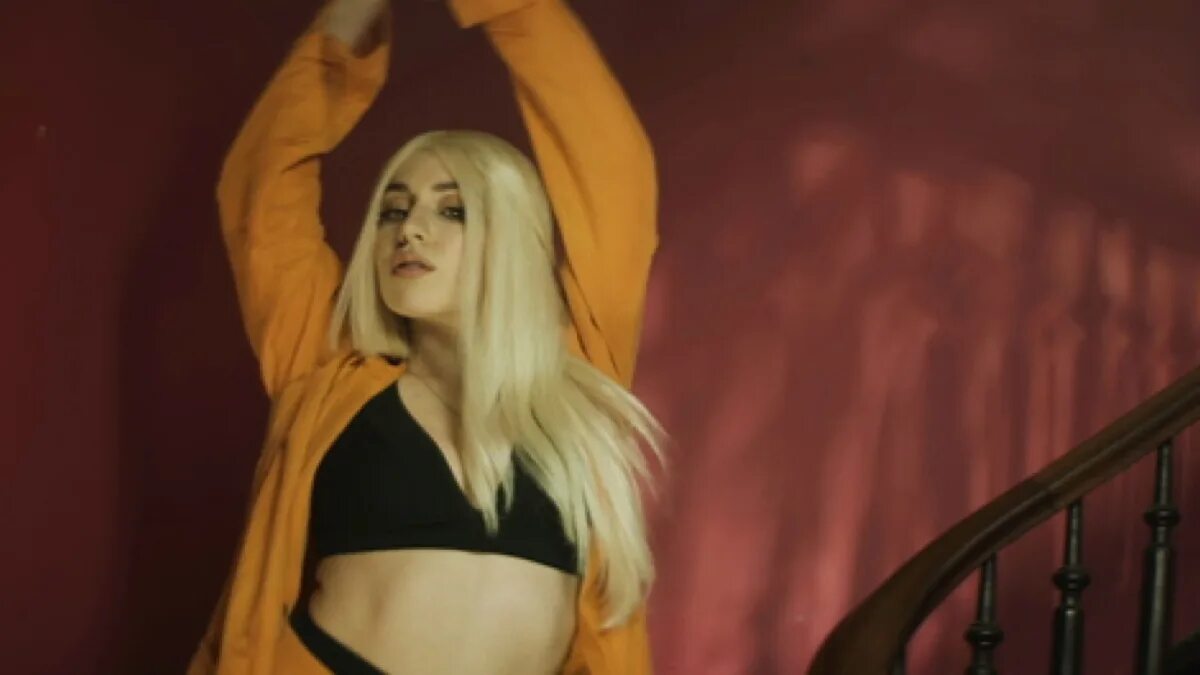 Ava max whenever. Эйва макс певица. ava max 2018. эйва макс свит бат сайко. эйва макс горячие.