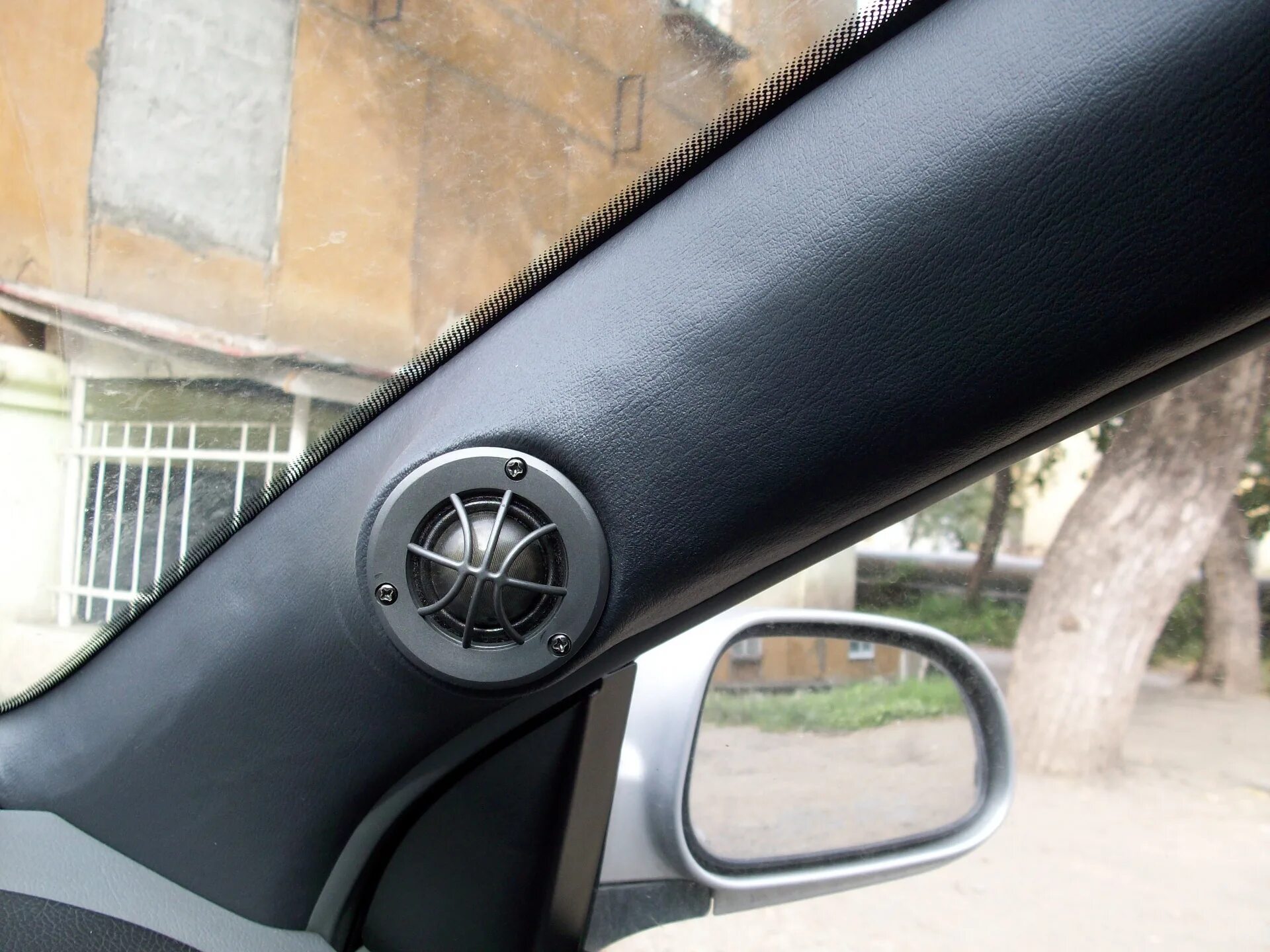 Пищалки в лансер 9. Стойки для твитеров dls r6. Подиум под твитеры passat b6. Подиум для твитеров ford fusion. Рупора в стойки ваз 2112.