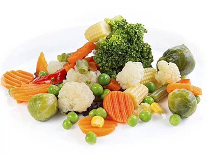 Сырые и вареные овощи. Вареные овощи. Паровые овощи. Вареные овощи на белом фоне. Смесь вареных овощей.