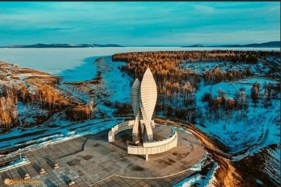 Долина в братске. Мемориал славы мемориал славы Братск. Мемориал славы города бра. Город Братск Иркутская область. Братск монумент славы.