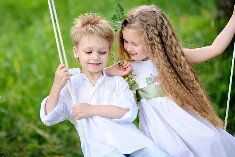 Любовь между детьми. Мальчик с девочкой дружил. Двое детей. Дети пальчик и девочка. Дональд золан картины.