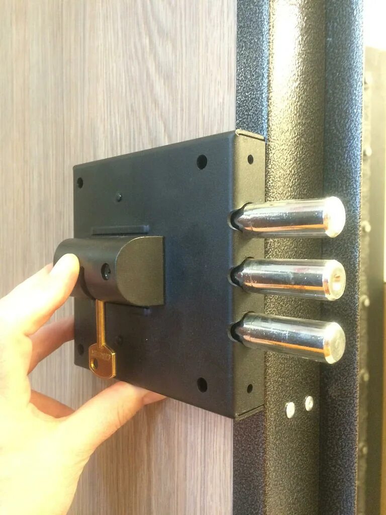 Установить замок на входную дверь. Замок врезной на железную дверь накладной. замок мощный врезной для входной деревянной двери. замок накладной для металлической двери. дверной накладной задвижной замок для входной двери.