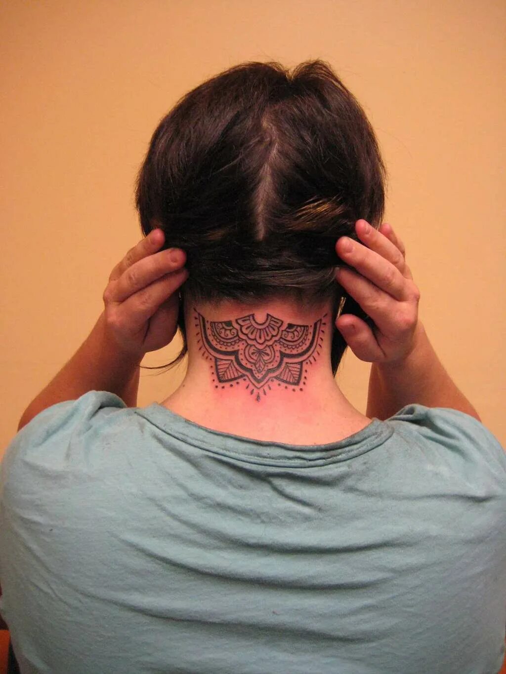 тату крестик на шее у девушек. тату на шее сзади. татуировки на голове. тату на затылке для девушек. маленькое тату на затылке.