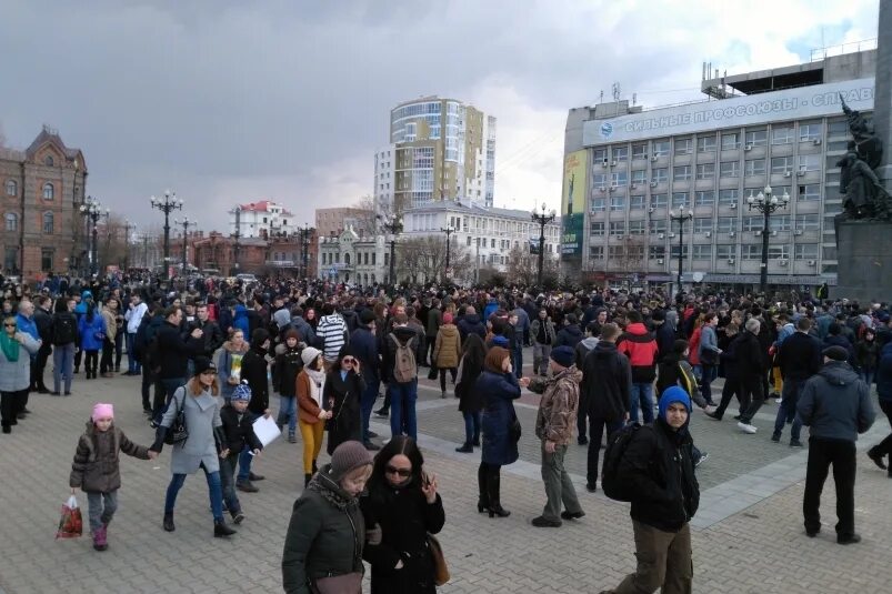 Комсомольская площадь сейчас Хабаровск. Участники стихийных протестов. Хабаровск митинг бензин Комсомольская площадь. Сторонники и противники фото.