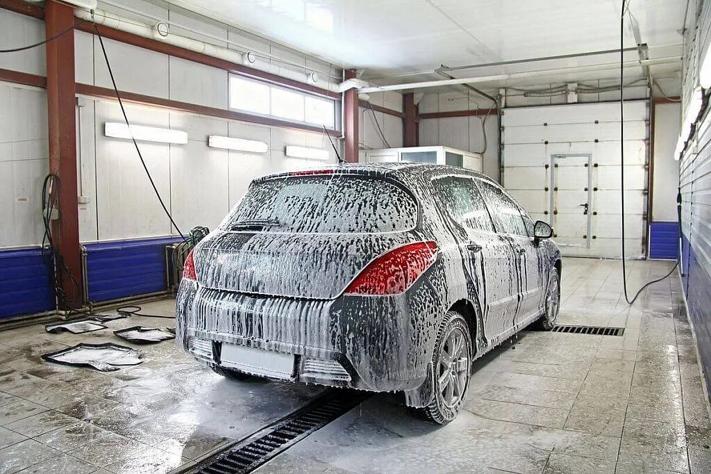 Быстрая мойка машин. Мойка автомобиля. Автомобиль автомойка. Автомобиль на автомойке. Автомашина мойка.