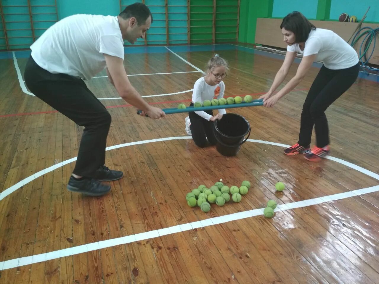 Спортивные эстафеты папа мама я спортивная семья. Спортивное мероприятие мама папа я спортивная семья. Конкурс мама папа я спортивная семья в школе. Спортивное мероприятие мама папа я спортивная семья. Спортивные эстафеты папа мама я спортивная семья.