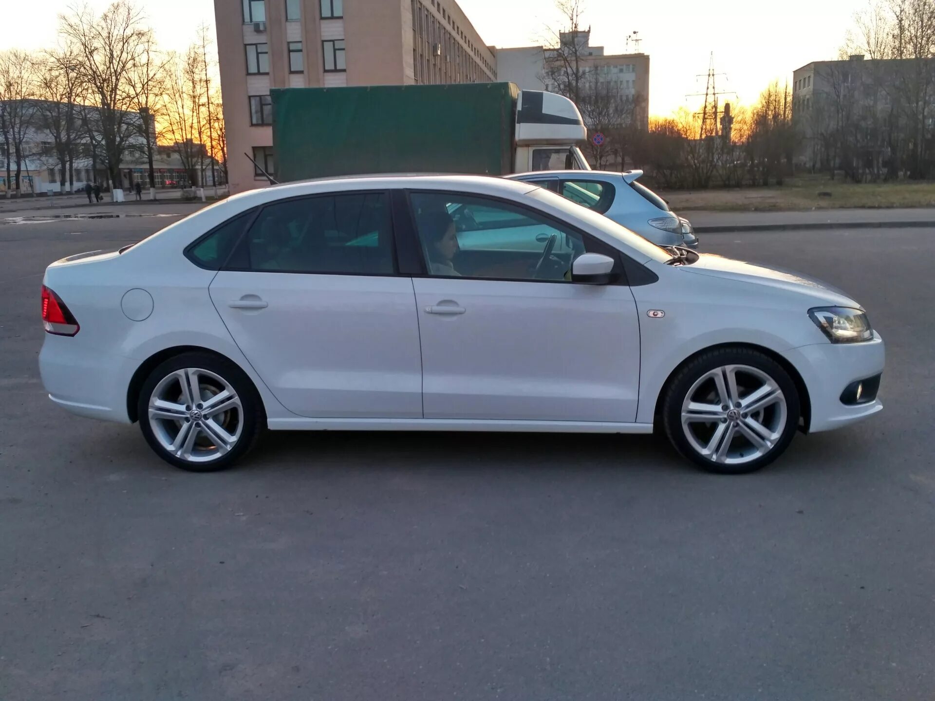 Фольксваген поло r17. VW Polo sedan r17. Фольксваген поло r16. Volkswagen Polo диски r16. Поло р17