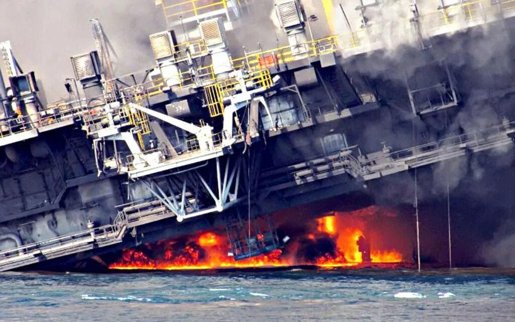 Катастрофа на нефтяной платформе. Взрыв нефтяной платформы horizon oil (20 апреля 2010 года). взрыв нефтяной платформы deepwater horizon. авария на буровой платформе deepwater horizon. взрыв на нефтяной платформе deepwater horizon 2010.