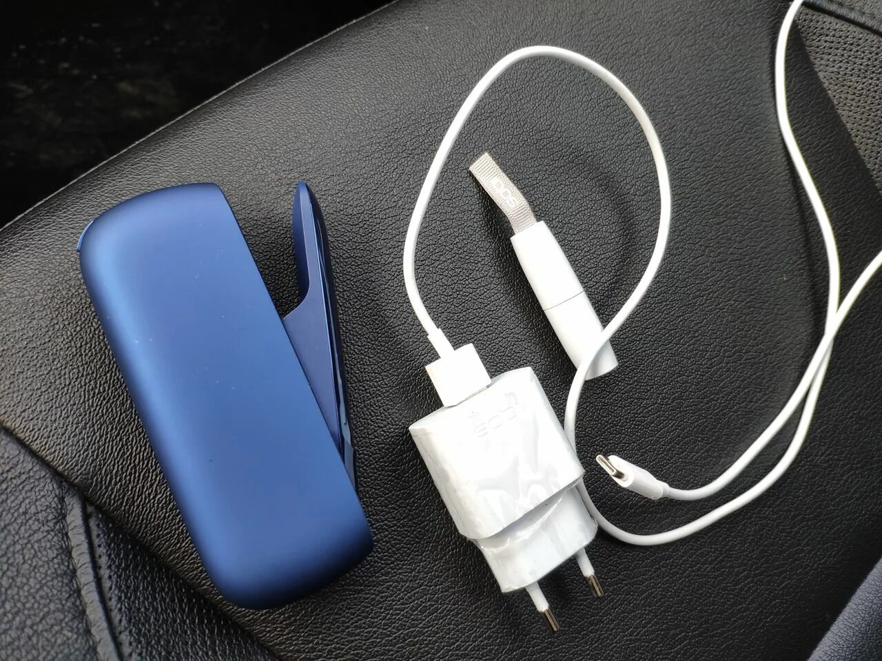 Айкос 3 зарядное устройство. Зарядка для iqos 3 duos. iqos 3 duo charger. usb-кабель для iqos 2.4. зарядка для айкос 3 дуос.