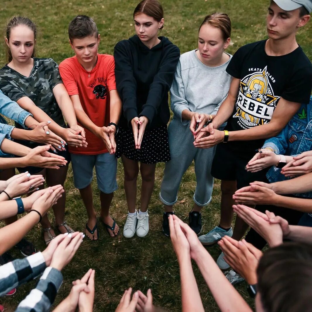 Дети в лагере. Летние каникулы. Дети в лагере. Детские лагеря для подростка. Праздник на природе.