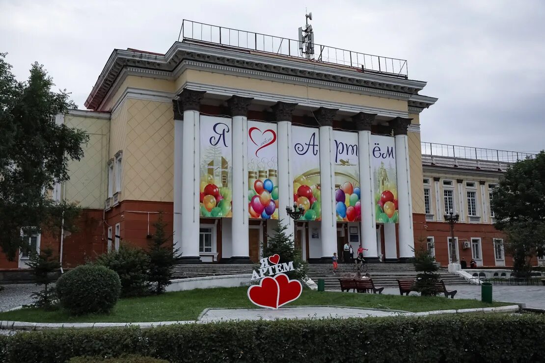 Дворец угольщиков города Артема. ДК имени Попова Артемовский.