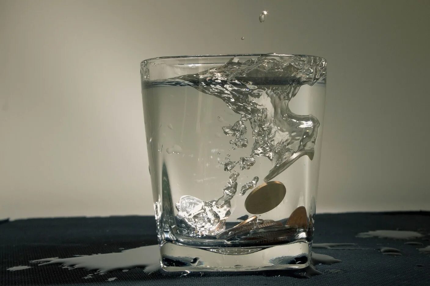 Стакан воды. Камень в стакане с водой. Камень тонет в воде. Монета в стакане с водой. Скорость погружения стакана в воду