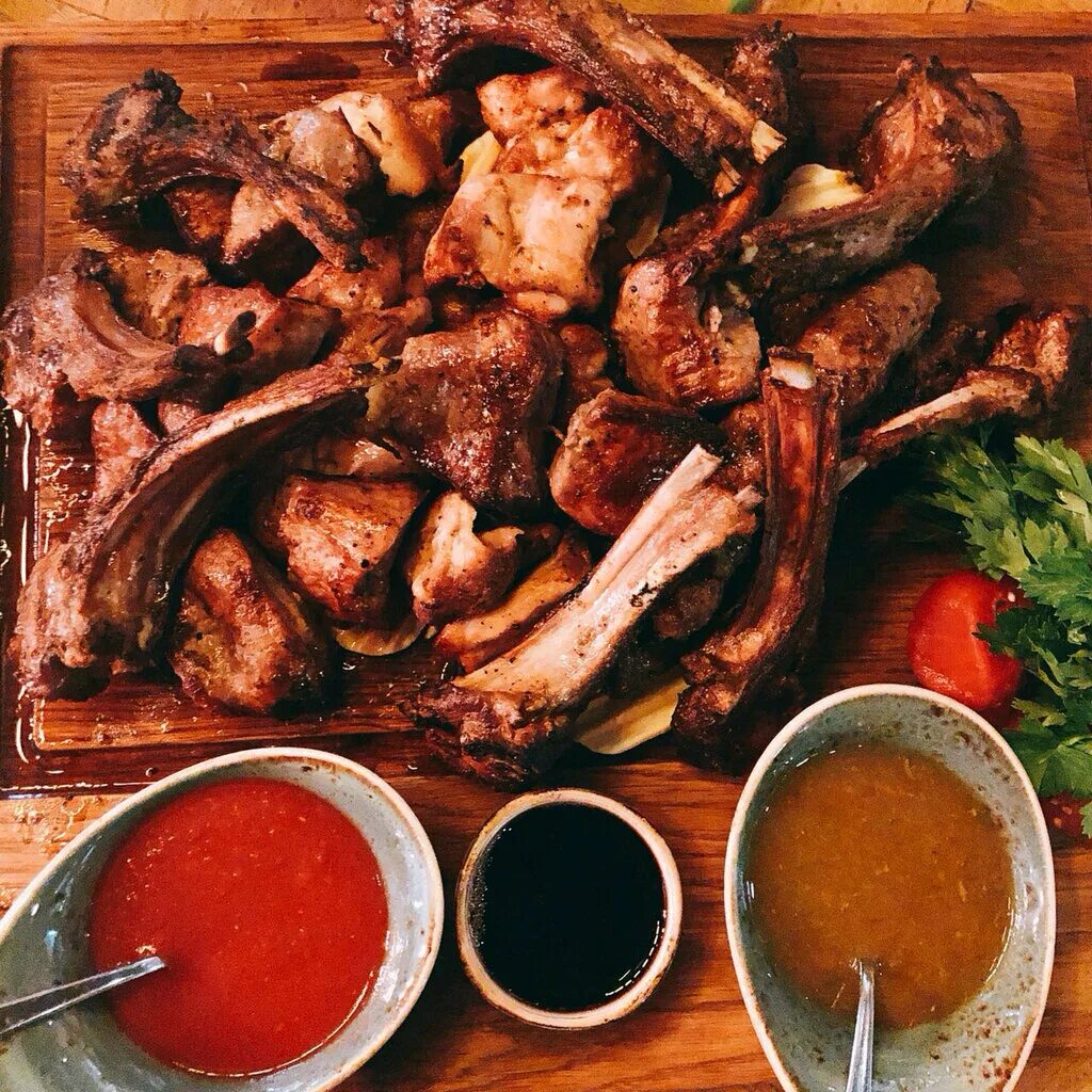 кеци ресторан. интерьер ресторана кеци. Feola's kitchen & wine, таганрог. мегрельские купаты. цыплёнок чкмерули ресторан.