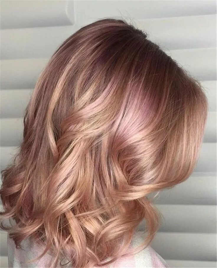 Rose gold окрашивание. Карамельно розовый блонд. Карамельно розовые волосы. Роуз голд цвет волос. Медно розовый.