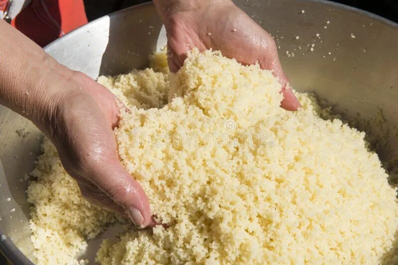 Кус кус сделать из манной крупы. Кус кус из манной крупы. крупная манка кус кус. кус-кус из манки крупа на столе. кускус это манная крупа.
