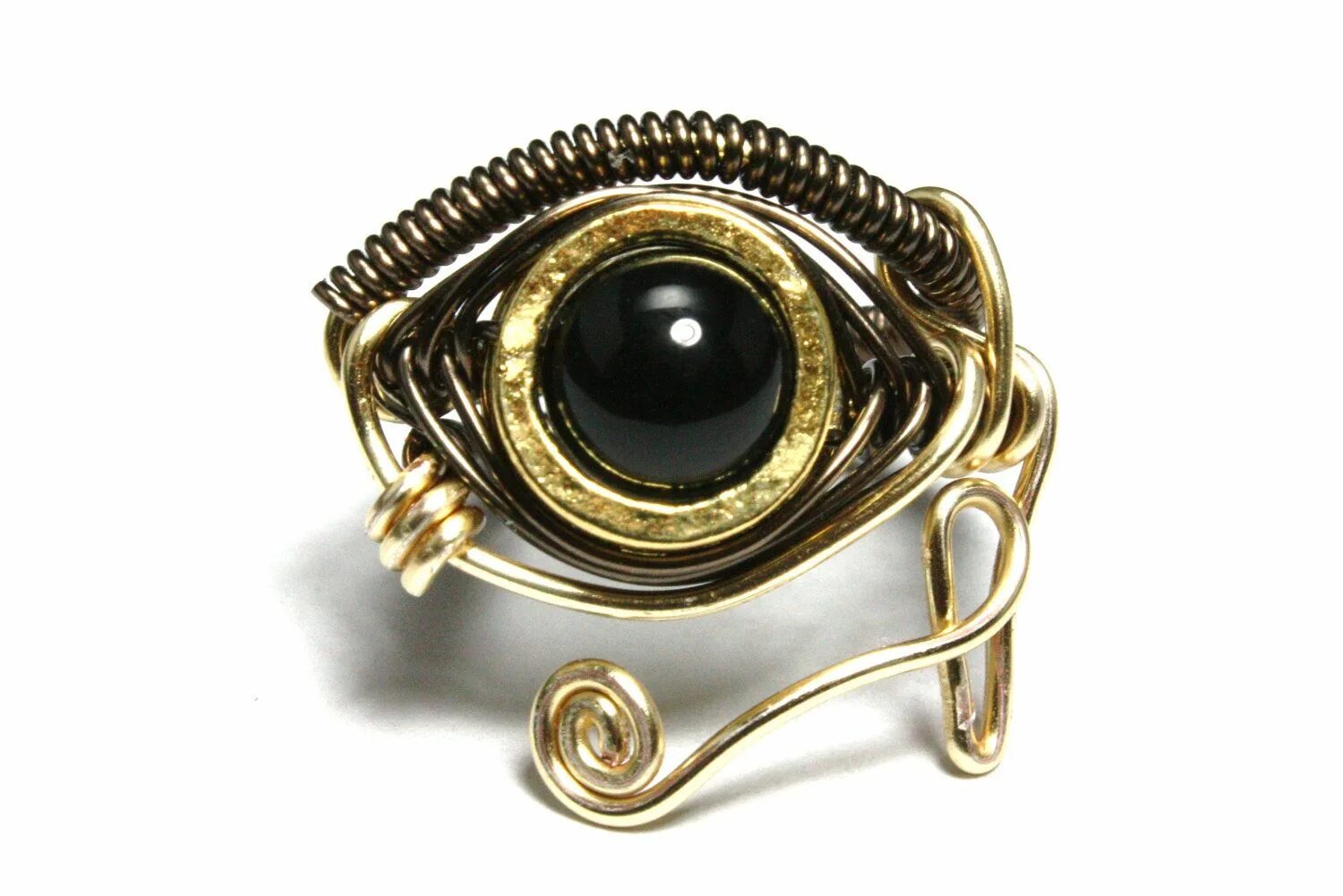 Цвет глаз хамелеон. Фотосессия с колючей проволокой. Карие глаза женские. Макияж для миндалевидных глаз карих. Колючая проволока на глазах.