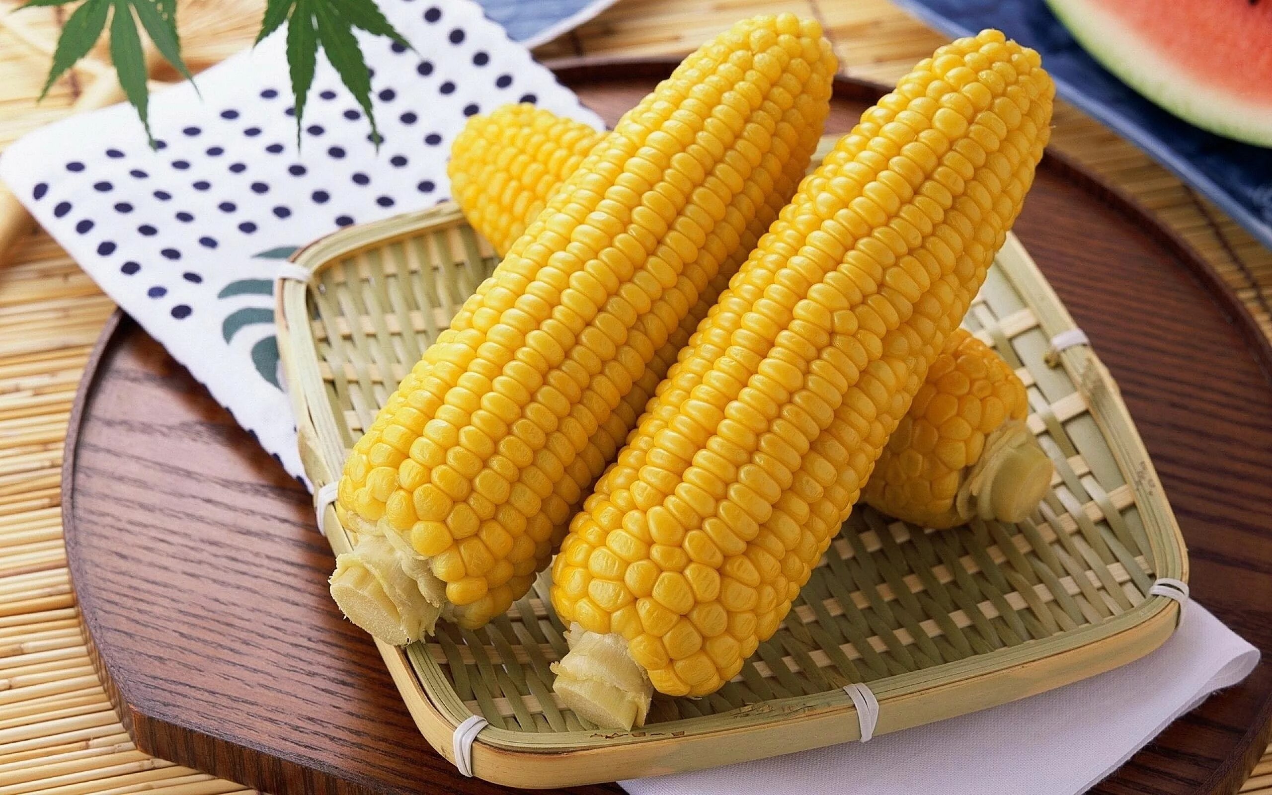 Corn кукуруза. Кукуруза в початках вареная. Кукуруза в початках консервированная. Пленчатая кукуруза.