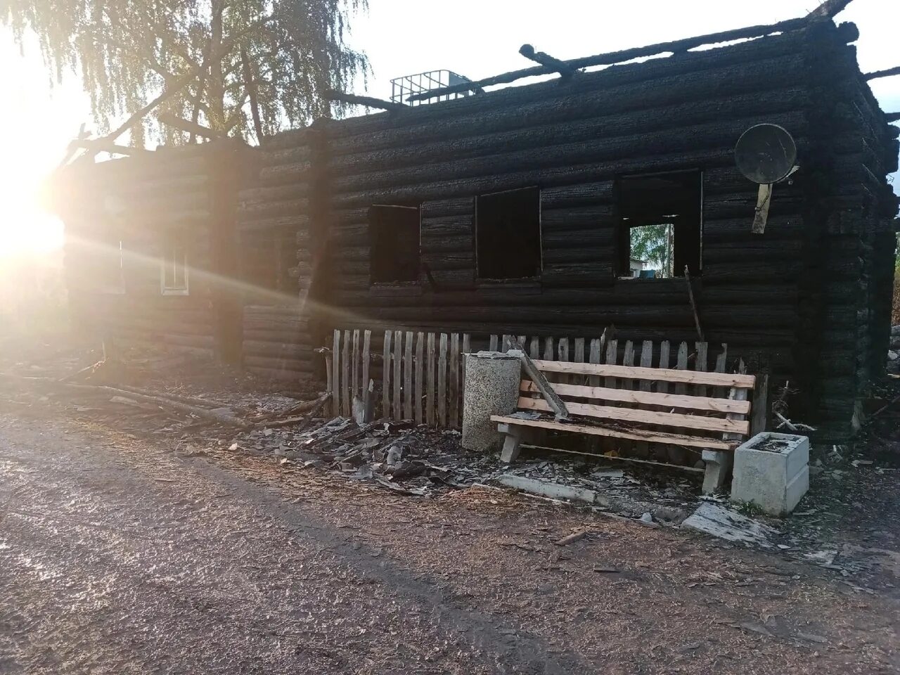 Мальчик бросился навстречу матери впр. Сгорел дом многодетной семьи Пермский край. Деревня Мальково пожар. Деревня страшная Пермь. Пожар в Менделеево Пермский край Карагайский район.