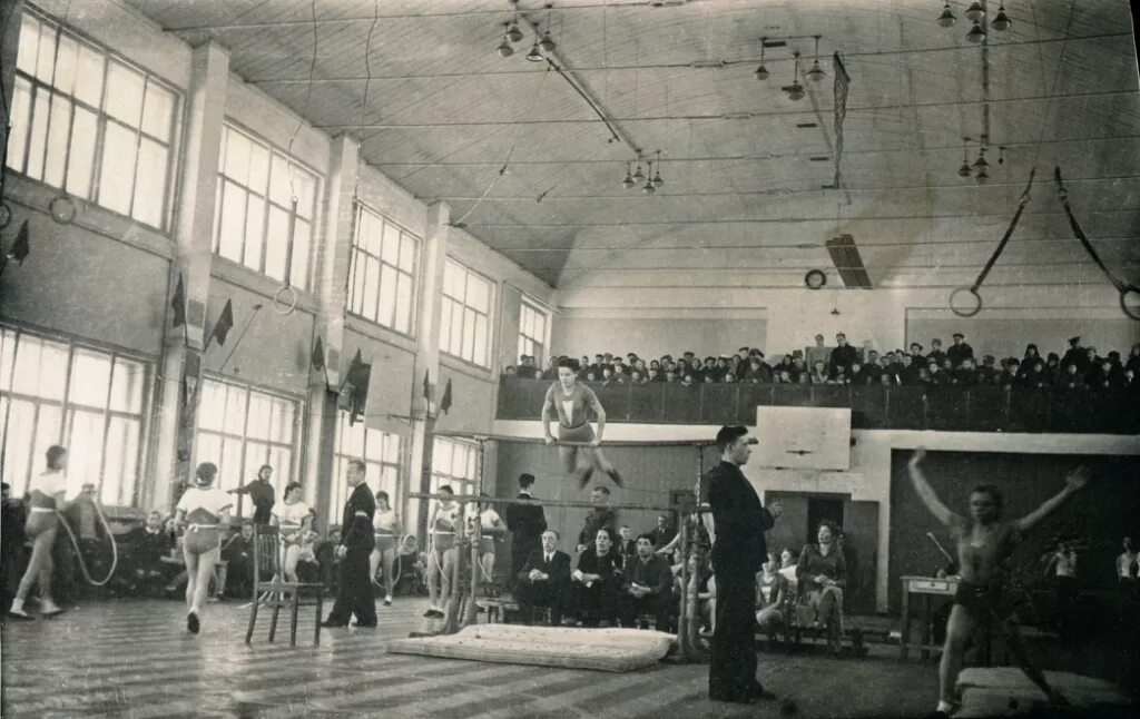 Парень в спортзале. History gym. Кроссфит тренировки. History gym. History gym.