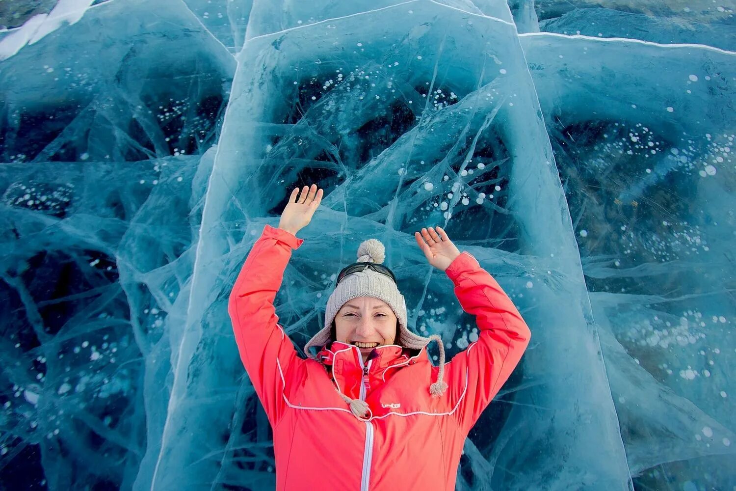 Ледяная девушка. Люди на льду Байкала. Девушка на Байкале зимой. Кристальный лед Байкала.
