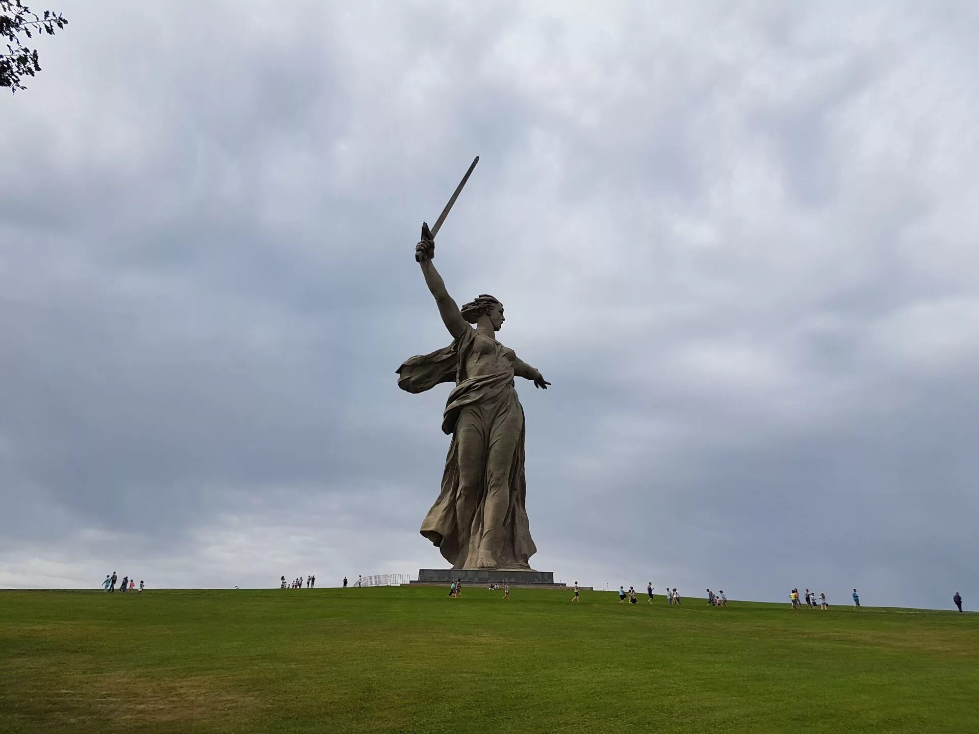 Памятные монументы. Монумент Родина мать в Волгограде. Родина мать зовёт Мамаев Курган Волгоград. Родина мать зовет Волгоград. Скульптура Родина мать в Волгограде.